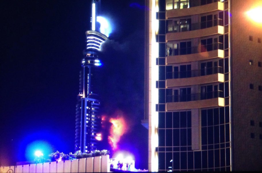 Liczący 300 m wysokości hotel znajduje się w pobliżu najwyższej budowli na świecie - drapacza chmur Burdż Chalifa /AYMAN YACOOB /PAP/EPA