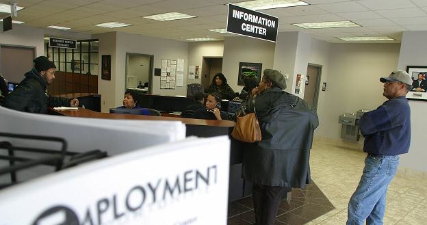 Liczba bezrobotnych kontynuujących pobieranie zasiłku spadła o 18 tys. /AFP