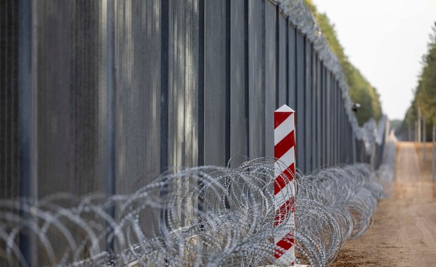 Liczba migrantów na granicy spadła. Rząd chwali się sukcesem, organizacje biją na alarm