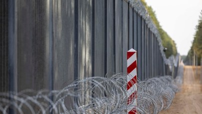 Liczba migrantów na granicy spadła. Rząd chwali się sukcesem, organizacje biją na alarm