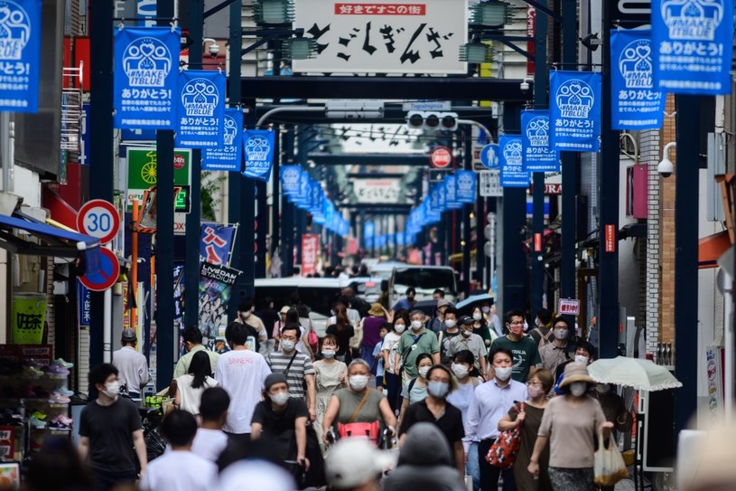 Liczba narodzin w Japonii w 2022 r. po raz pierwszy była niższa niż 800 tysięcy. Tamtejszy rząd chce uzbierać kwotę blisko 25 mld dol. na poszerzenie publicznej pomocy dla rodzin z dziećmi. /Philip FONG / AFP /AFP