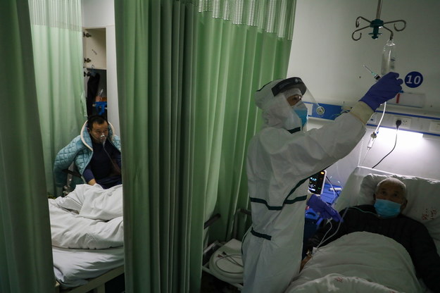 Liczba ofiar śmiertelnych koronawirusa w całych Chinach w ciągu ostatnich 24 godzin wzrosła do 722 /YUAN ZHENG /PAP/EPA