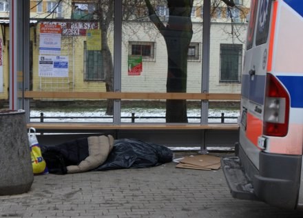 ​Liczba osób bezdomnych w Polsce rośnie. Są narażenie na śmierć z wychłodzenia /Agencja SE/East News