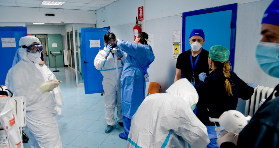 Liczba osób zakażonych koronawirusem przekroczyła 2 mln /CIRO FUSCO /PAP/EPA