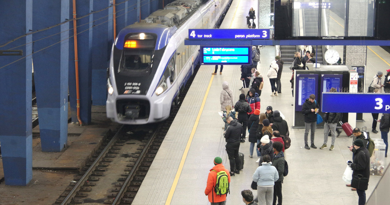 Liczba pasażerów, którzy w październiku skorzystali z usług PKP przekroczyła 34,5 mln /Marek Bazak /East News