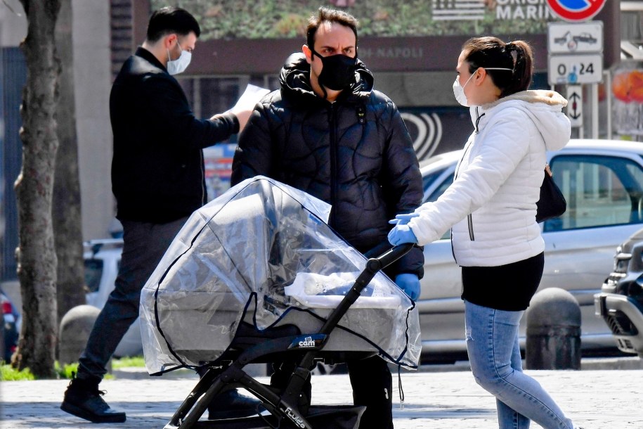 Liczba potwierdzonych przypadków koronawirusa w kraju od początku epidemii wynosi ponad 143 tysiące /CIRO FUSCO /PAP/EPA