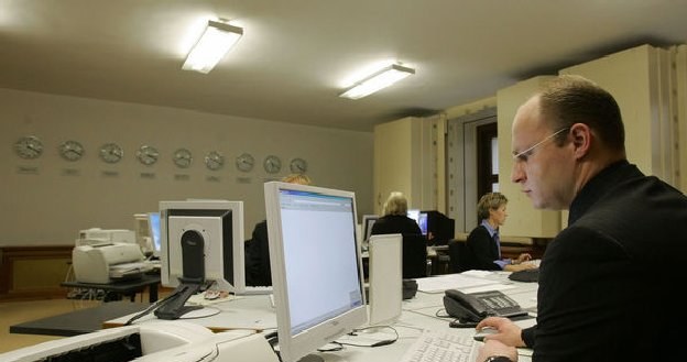 Liczba przypadków niewypłacenia wynagrodzeń za pracę wzrosła o 65 proc. /AFP