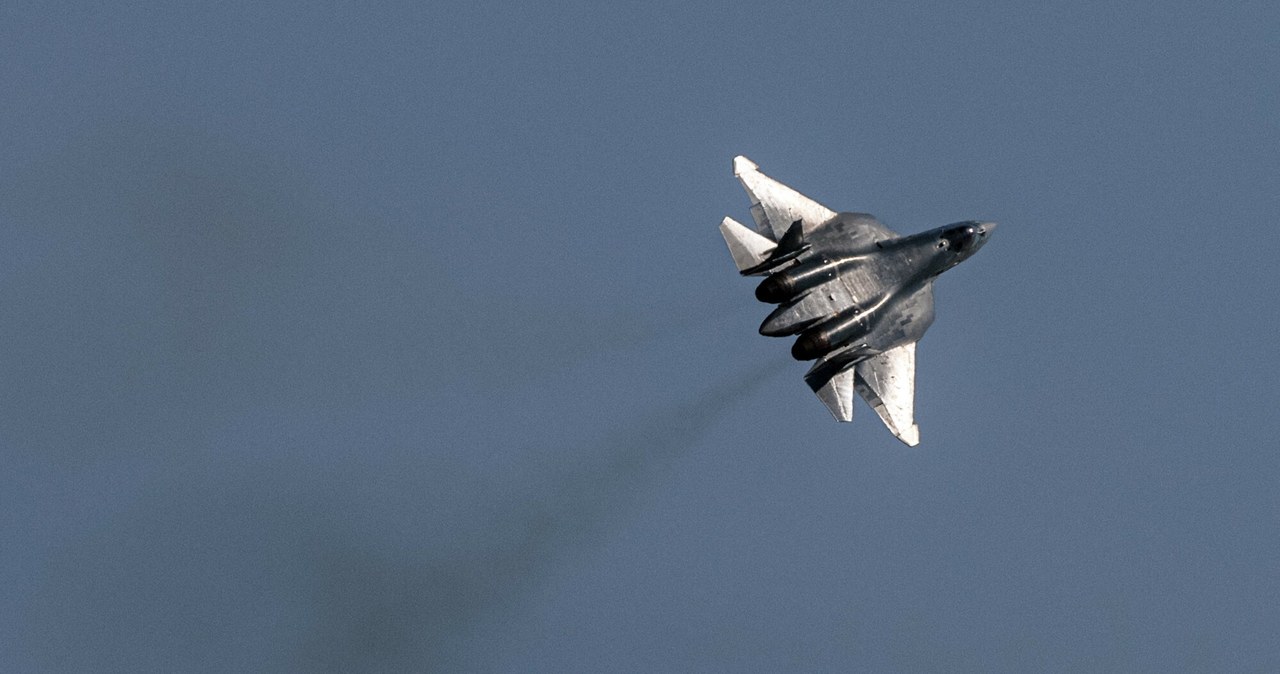 Liczba rosyjskich supermyśliwców Su-57 zaskakuje. /DIMITAR DILKOFF/AFP /East News
