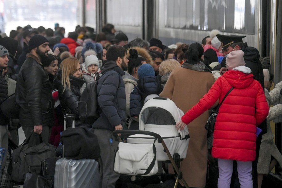 Liczba uchodźców wojennych z Ukrainy sięgnęła już 2 mln /CIRO FUSCO /PAP/EPA