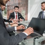 Liczba urzędników w Polsce rośnie, ich wypłata też. Tyle przeciętnie zarabiają