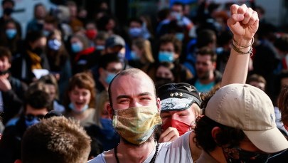 Liczba zakażeń na świecie rośnie. Ukraina wyrzuciła część niewykorzystanych szczepionek [RELACJA]