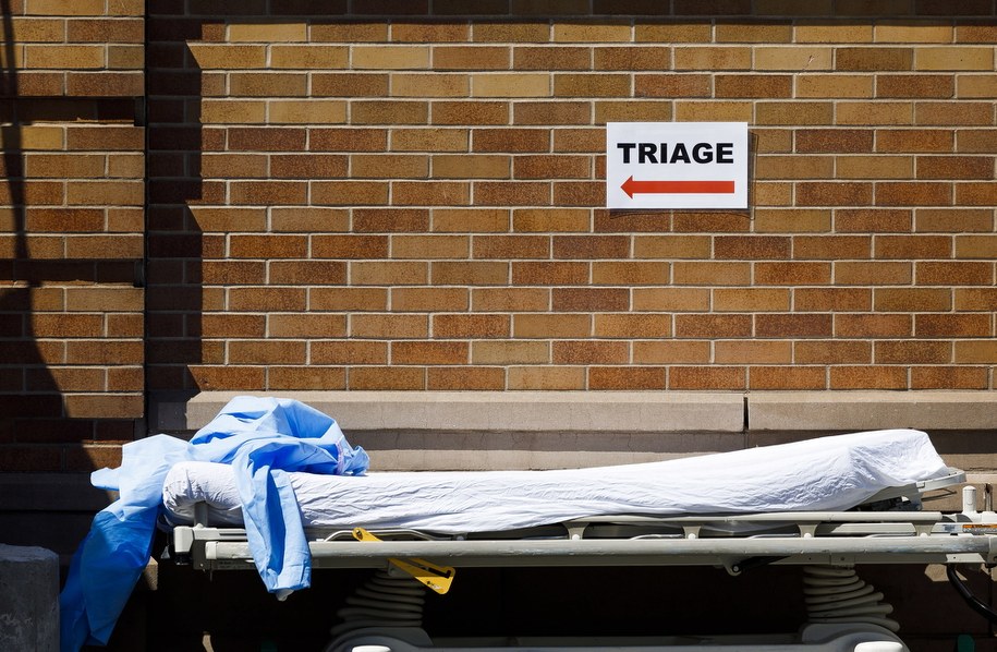 Liczba zmarłych jak dotąd z powodu koronawirusa w samym Nowym Jorku to co najmniej 3202 osoby /JUSTIN LANE /PAP/EPA