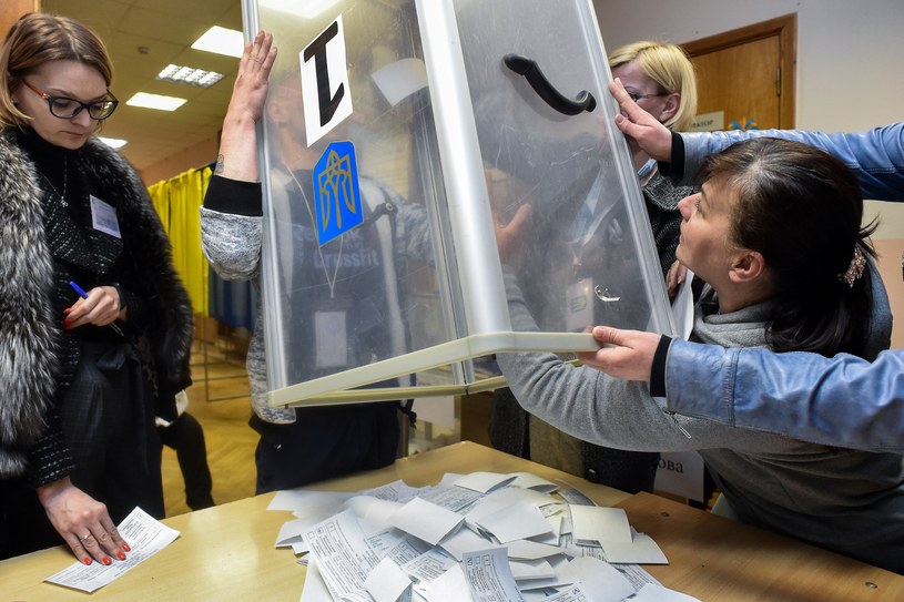 Liczenie głosów na Ukrainie /VASILY MAXIMOV / AFP /AFP