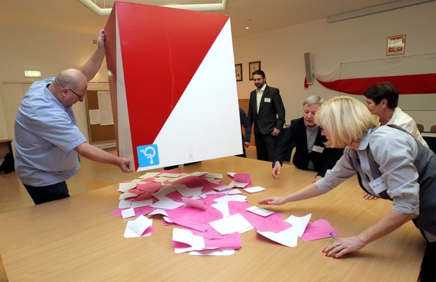 Liczenie głosów podczas wyborów samorządowych w listopadzie 2014 roku / 	Tomasz Waszczuk    /PAP