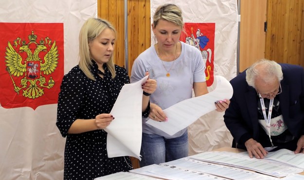 Liczenie głosów w jednej z komisji /MAXIM SHIPENKOV    /PAP/EPA