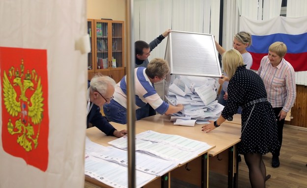 Liczenie głosów w jednym z lokali wyborczych na przedmieściach Moskwy /MAXIM SHIPENKOV    /PAP/EPA