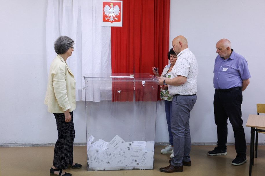 Liczenie głosów w lokalu wyborczym w Łodzi (zdjęcie z 1 czerwca 2025 r.) /Marian Zubrzycki /PAP