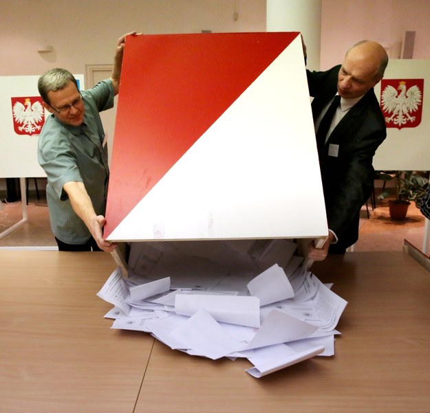 Liczenie głosów w obwodowej komisji wyborczej numer 26 w Olsztynie /Tomasz Waszczuk /PAP