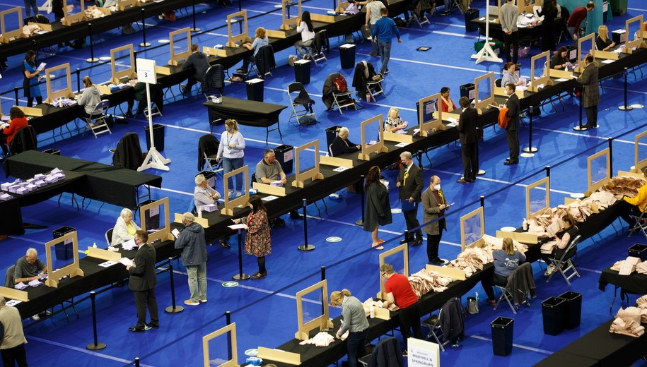 Liczenie głosów w Szkocji /ROBERT PERRY  /PAP/EPA