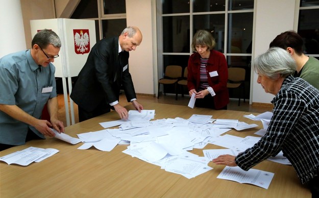 Liczenie głosów wjednej z obwodowych komisji wyborczych /Tomasz Waszczuk /PAP