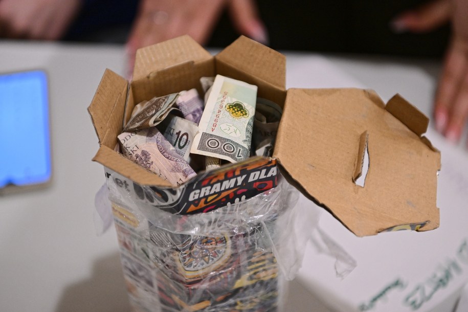 Liczenie pieniędzy zebranych podczas 30. finału Wielkiej Orkiestry Świątecznej Pomocy /Darek Delmanowicz /PAP