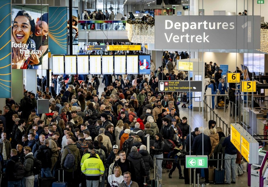 Liczne opóźnienia i odwołane loty - zima zakłóciła działanie lotniska Schiphol /KOEN VAN WEEL/AFP/East News /East News