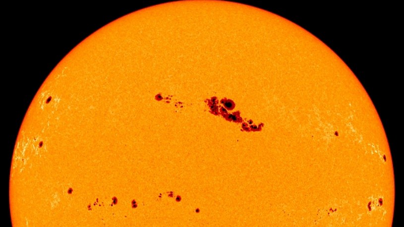 Liczne plamy na powierzchni Słońca w marcu 2001 roku /NASA/JPL /materiały prasowe