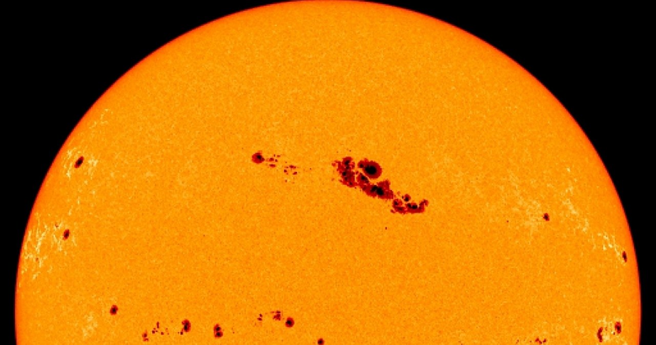 Liczne plamy na powierzchni Słońca w marcu 2001 roku /NASA/JPL /materiały prasowe