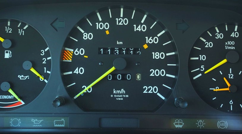 Liczniki przebiegu bardzo często w C124 sprawiają problemy. Coraz trudniej o w pełni sprawne zegary. /Motor