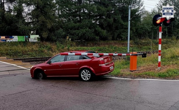 Liczyła się każda sekunda. Dramatyczne nagranie z przejazdu kolejowego