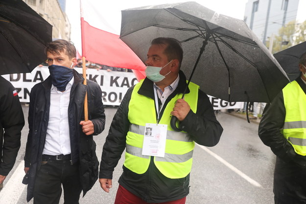 Lider AGROunii Michał Kołodziejczak (L) i przewodniczący OPZZRiOR Sławomir Izdebski (P) podczas protestu przeciwko "piątce dla zwierząt" / 	Tomasz Gzell    /PAP
