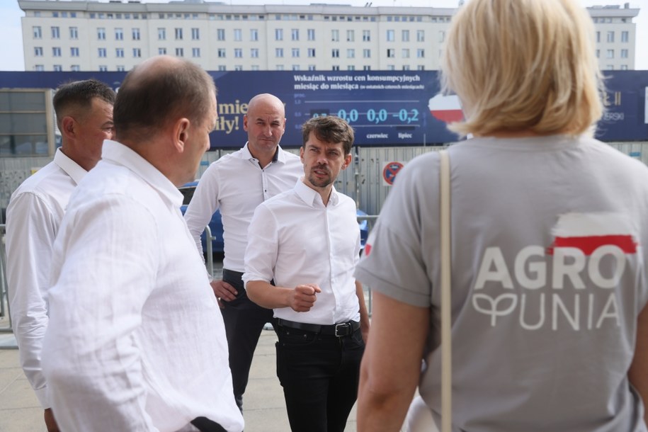 Lider AgroUnii Michał Kołodziejczak podczas konferencji prasowej przed siedzibą Telewizji Polskiej w Warszawie /Leszek Szymański /PAP