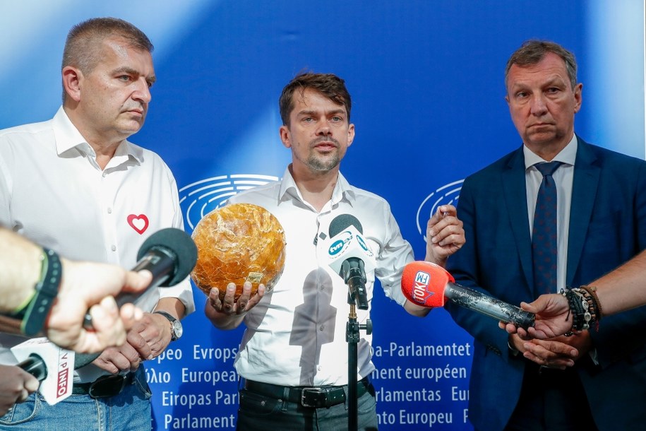 Lider Agrounii Michał Kołodziejczak w Strassburgu (obok europosłowie Bartosz Arłukowicz i Andrzej Halicki) /JULIEN WARNAND /PAP/EPA