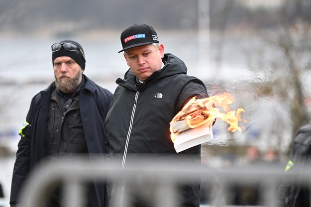 Lider duńskich prawicowców Rasmus Paludan pali Koran przed turecką ambasadą w Sztokholmie /FREDRIK SANDBERG /PAP/EPA