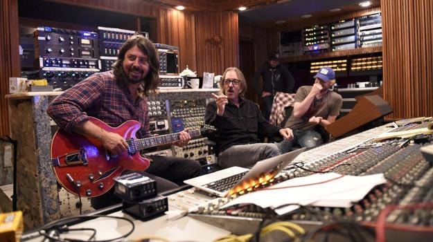 Lider Foo Fighters, Dave Grohl, podczas nagrywania albumu "Sonic Highways" /HBO