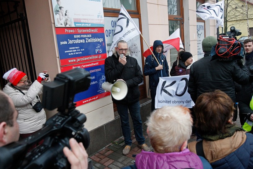 Lider KOD Mateusz Kijowski podczas protestu przed biurem senator PiS Anny Marii Anders oraz posła PiS Jarosława Zielińskiego /Artur Reszko /PAP
