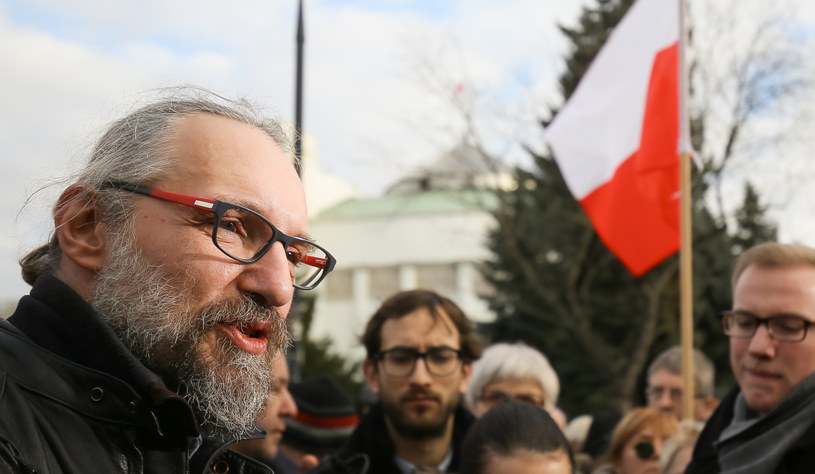 Lider Komitetu Obrony Demokracji Mateusz Kijowski, podczas konferencji przed Sejmem w Warszawie /Paweł Supernak /PAP