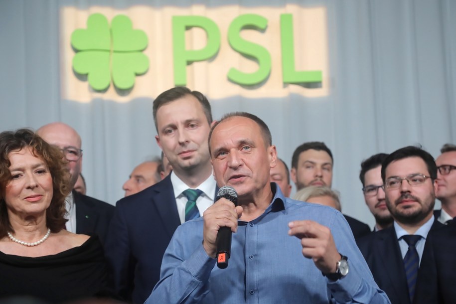 Lider Kukiz'15 Paweł Kukiz i (za jego plecami) prezes PSL Władysław Kosiniak-Kamysz w sztabie wyborczym PSL-Koalicji Polskiej /	Wojciech Olkuśnik /PAP