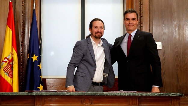 Lider lewicowej Podemos Pablo Iglesias (po lewej) i premier Pedro Sanchez (po prawej) /JUANJO MARTIN /PAP/EPA