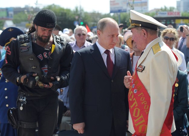 Lider Nocnych Wilków Aleksandr Załdostanow, prezydent Rosji Władimir Putin i przedstawiciel weteranów II wojny światowej (zdjęcie z sierpnia 2013) /ALEXEY NIKOLSKY/RIA NOVOSTI/KREMLIN POOL /PAP/EPA