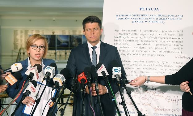 Lider Nowoczesnej Ryszard Petru (C) i rzecznik partii Paulina Hennig-Kloska (L) /PAP