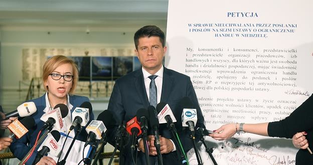 Lider Nowoczesnej Ryszard Petru (C) i rzecznik partii Paulina Hennig-Kloska (L) /PAP