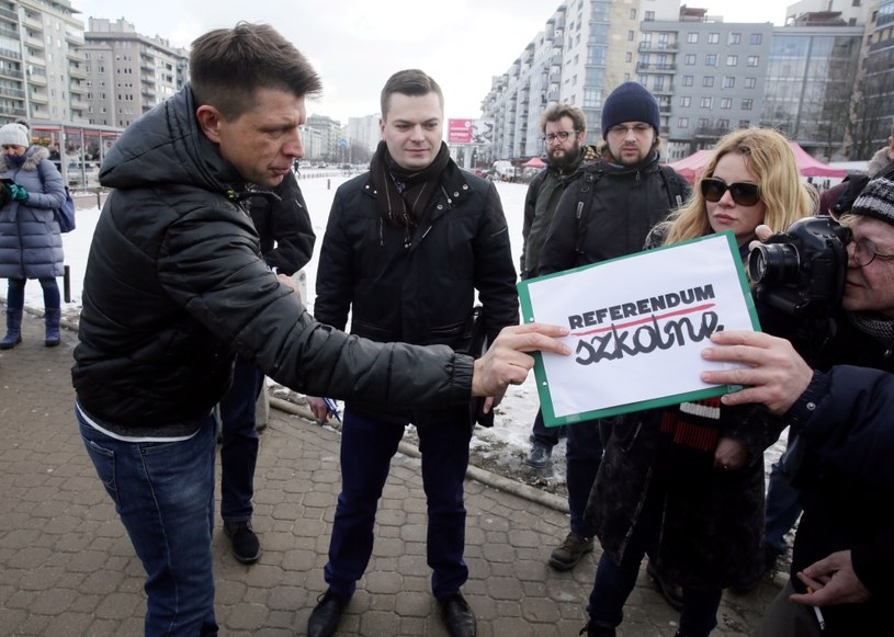 Lider Nowoczesnej Ryszard Petru (L) podczas akcji zbierania podpisów pod wnioskiem o referendum w sprawie reformy systemu oświaty /Tomasz Gzell /PAP