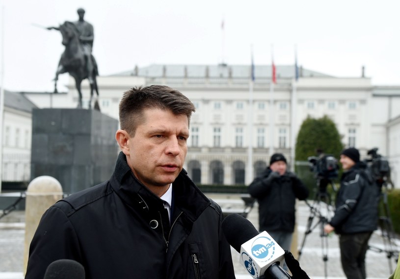 Lider Nowoczesnej Ryszard Petru rozmawia z dziennikarzami przed Pałacem Prezydenckim po spotkaniu z prezydentem Andrzejem Dudą /Radek Pietruszka /PAP