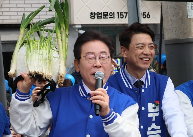 Lider partii DPK Lee Jae-myung z cebulą podczas kampanii wyborczej /YONHAP   /PAP/EPA