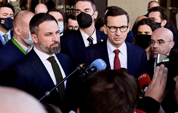 Lider partii Vox Santiago Abascal oraz premier Mateusz Morawiecki /VICTOR LERENA  /PAP/EPA
