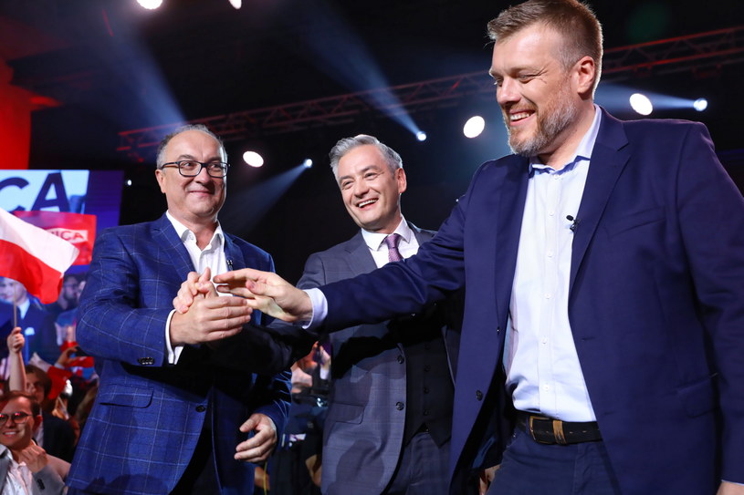 Lider partii Wiosna Robert Biedroń (C), przewodniczący SLD Włodzimierz Czarzasty (L) i członek zarządu krajowego partii Razem Adrian Zandberg (P) /Rafał Guz /PAP