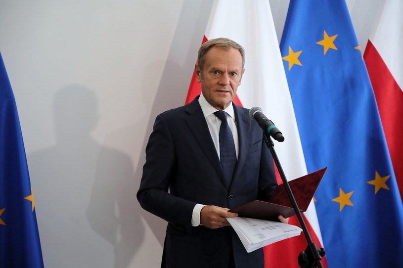 Lider Platformy Obywatelskiej Donald Tusk podczas konferencji prasowej w Senacie w Warszawie /Wojciech Olkuśnik /PAP