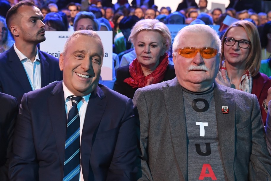 Lider PO Grzegorz Schetyna i były prezydent Lech Wałęsa podczas niedzielnej konwencji Koalicji Obywatelskiej / 	Radek Pietruszka   /PAP