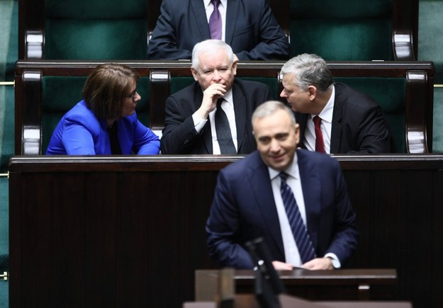 Lider PO Grzegorz Schetyna, za nim politycy PiS: rzecznik partii Beata Mazurek, prezes Jarosław Kaczyński i poseł Marek Suski /Leszek Szymański /PAP